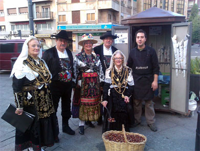 Fotos de charros comiendo castañas en Salamanca